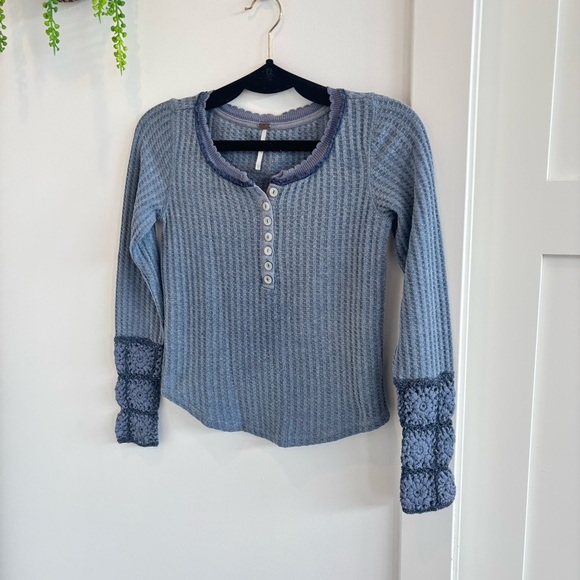 Free People Women's mistletoe Crochet Cuff Thermal Long Sleeve Top Blue Size XS - Picture 2 of 9